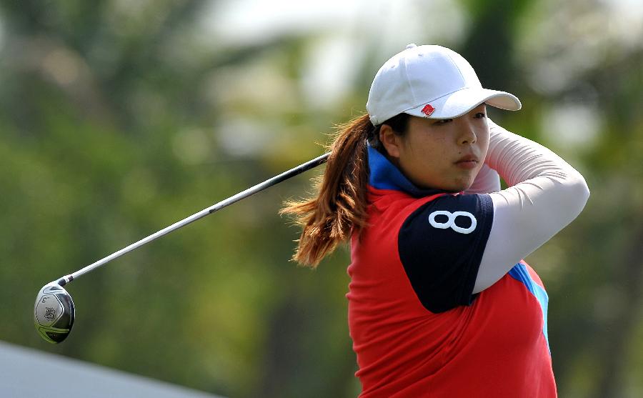 Feng Shanshan of China competes in the 2013 World Ladies Golf Championship in Haikou, capital of south China's Hainan Province, March 7, 2013. A total of 109 golfers around the world participated in the championship. (Xinhua/Guo Cheng) 