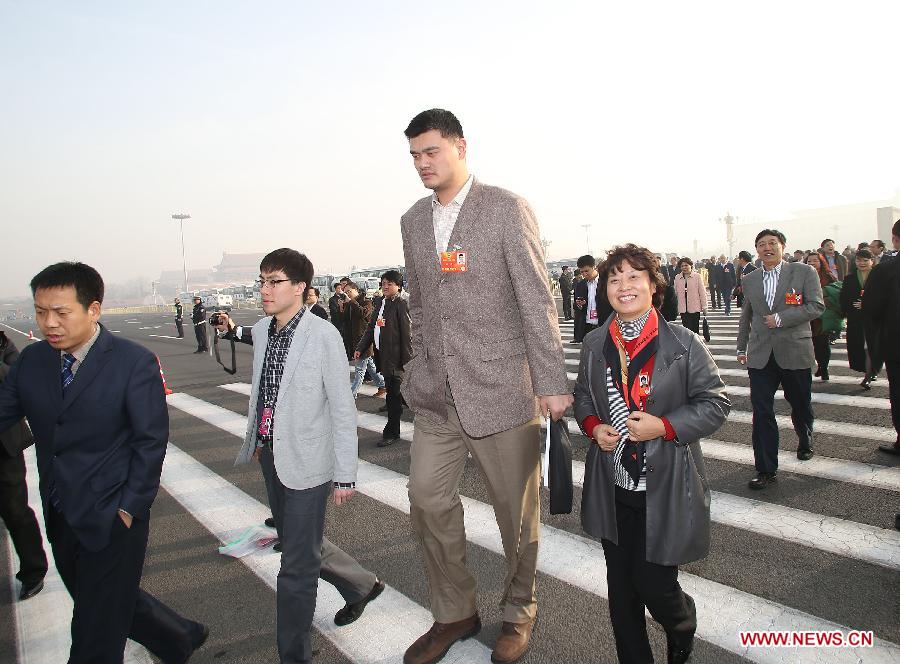 Yao Ming (C), a member of the 12th National Committee of the Chinese People's Political Consultative Conference (CPPCC), arrives at the Tian'anmen Square in Beijing, capital of China, March 8, 2013. The third plenary meeting of the first session of the 12th CPPCC National Committee is to be held in Beijing on Friday. (Xinhua/Wang Shen)