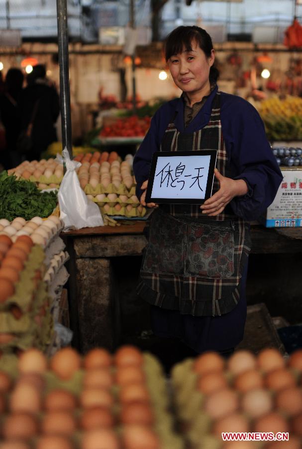 50-year-old Ms. Tang, a self-employed vendor working between 6 a.m. and 8 p.m. almost everyday, wishes for a day off for the Women's Day in Nanchang, capital of east China's Jiangxi Province, March 7, 2013. (Xinhua) 