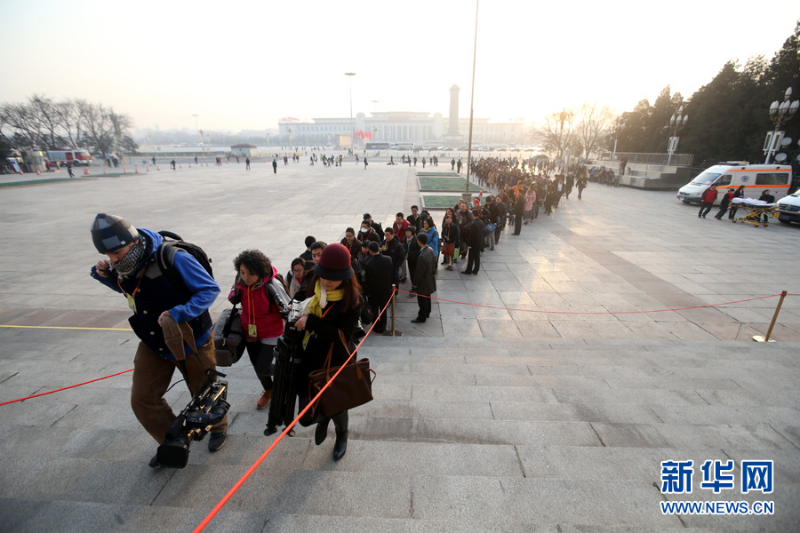 Reporters queue at the east gate of the Great Hall of the People in Beijing, March 5, 2013. (Photo/Xinhua)