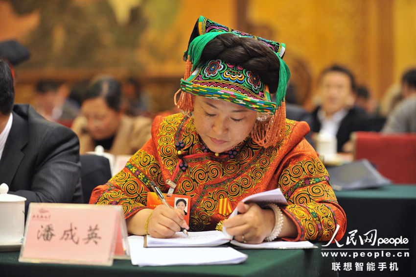 Pan Chengying, a female ethnic minority deputy takes part in a panel discussion of Sichuan delegation during the first session of the 12th NPC at the Great Hall of the People in Beijing, capital of China, March 5, 2013. (People's Daily Online/Weng Qiyu)