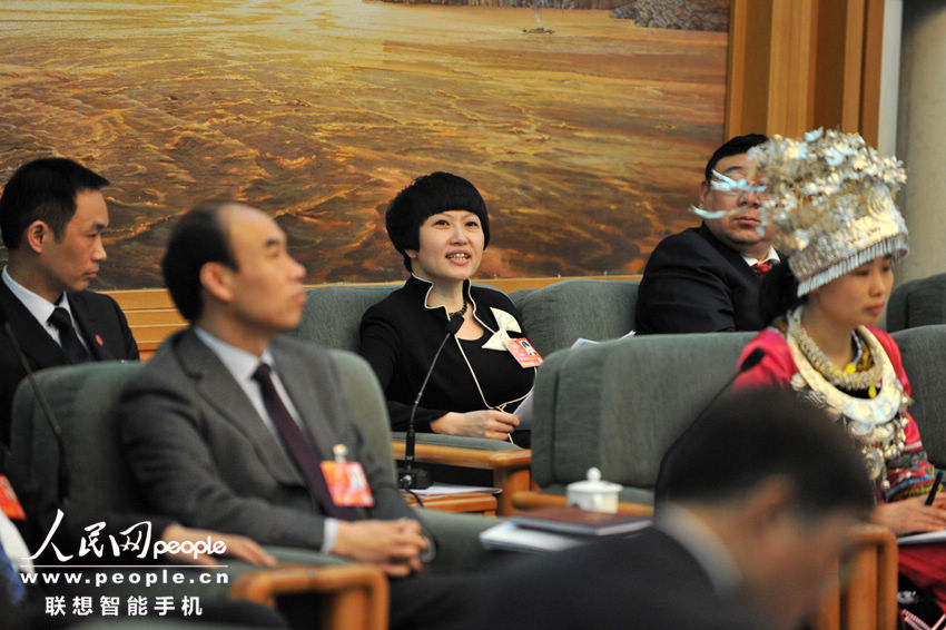 Liu Xiya, a schoolmaster takes part in a panel discussion of Chongqing delegation during the first session of 12th NPC at the Great Hall of the People in Beijing, capital of China, March 5, 2013.(People's Daily Online/Weng Qiyu)