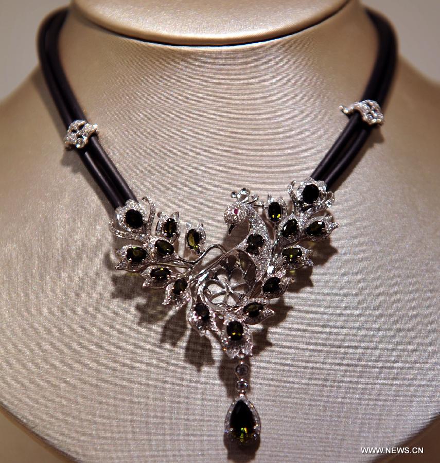 A gem necklace is exhibited during the 30th Hong Kong International Jewellery Show in Hong Kong, south China, March 8, 2013. The five-day show attracted more than 3,300 jewellery exhibitors from 49 countries and regions. (Xinhua/Chen Xiaowei) 