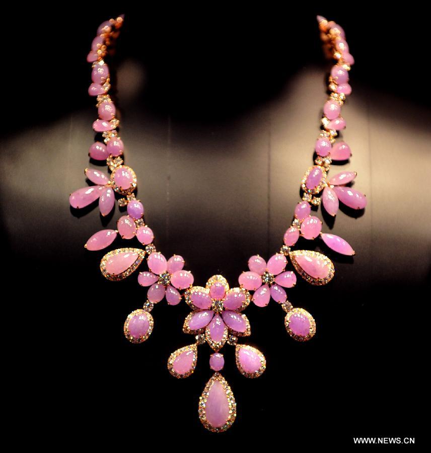 An emerald necklace is exhibited during the 30th Hong Kong International Jewellery Show in Hong Kong, south China, March 8, 2013. The five-day show attracted more than 3,300 jewellery exhibitors from 49 countries and regions. (Xinhua/Chen Xiaowei) 