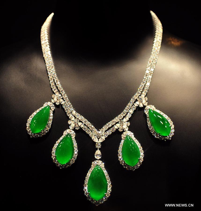 An emerald necklace is exhibited during the 30th Hong Kong International Jewellery Show in Hong Kong, south China, March 8, 2013. The five-day show attracted more than 3,300 jewellery exhibitors from 49 countries and regions. (Xinhua/Chen Xiaowei) 