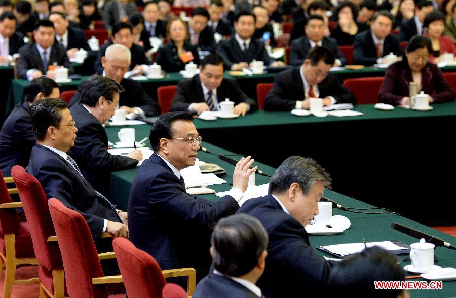 Li Keqiang, a member of the Standing Committee of the Political Bureau of the Communist Party of China (CPC) Central Committee, joins a discussion with deputies from central China's Henan Province, who attend the first session of the 12th National People's Congress (NPC), in Beijing, capital of China, March 9, 2013. (Xinhua/Liu Jiansheng)