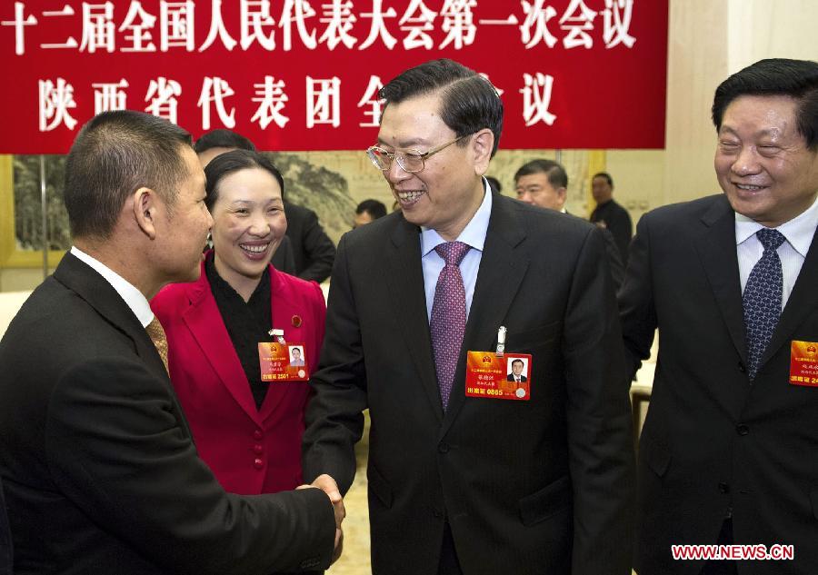 Zhang Dejiang (2nd R), a member of the Standing Committee of the Political Bureau of the Communist Party of China (CPC) Central Committee, joins a discussion with deputies from northwest China's Shaanxi Province, who attend the first session of the 12th National People's Congress (NPC), in Beijing, capital of China, March 9, 2013. (Xinhua/Huang Jingwen)