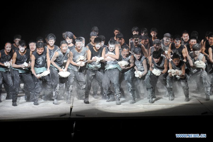 Actors perform a drama in Pingyao of north China's Shanxi Province, March 9, 2013. (Xinhua/Zhan Yan) 