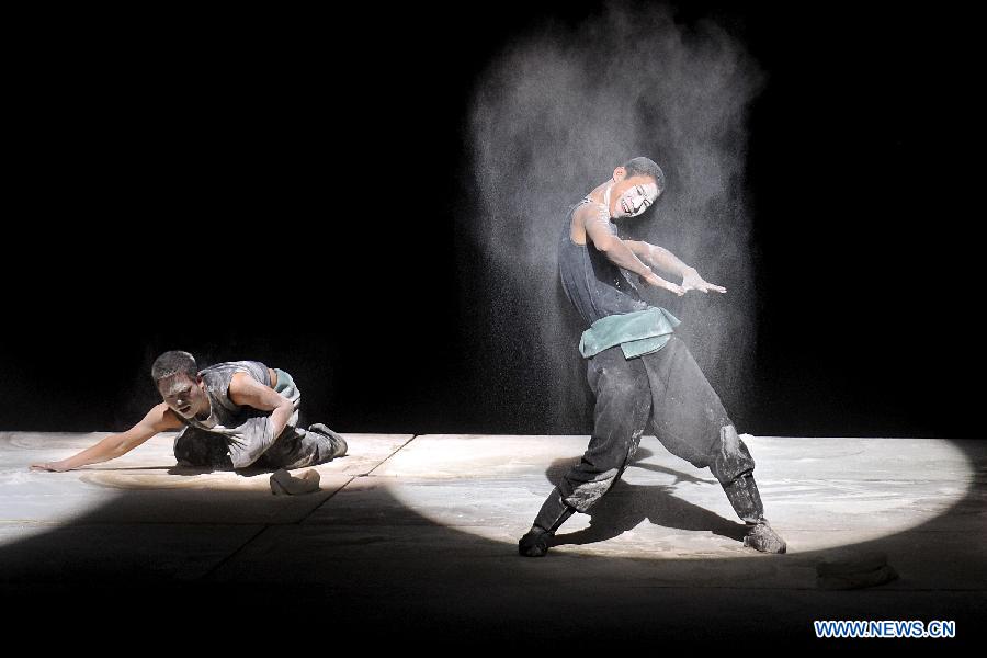 Actors perform a drama in Pingyao of north China's Shanxi Province, March 9, 2013. (Xinhua/Zhan Yan) 