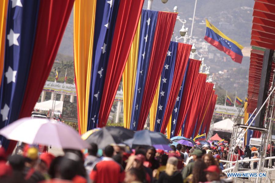 Residents wait in the Proceres Avenue to enter the Military Academy of Venezuela to say their last goodbye to President Hugo Chavez, in the city of Caracas, capital of Venezuela, on March 9, 2013. (Xinhua/AVN) 