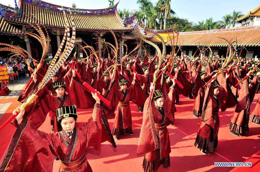 Students from Taipei RenAi Junior High School participate in a spring sacrificing ceremony at the Confucius Temple in Taipei, southeast China's Taiwan, March 10, 2013. The annual ancient-style ceremony was held here on Sunday to encourage students to set clear goals and study hard in the beginning of a year. (Xinhua/Wu Ching-teng) 