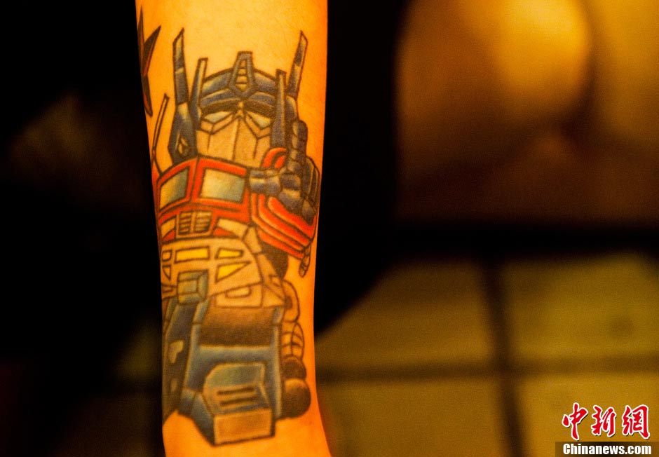 Gong Jun gets an "Optimus Prime"  tatoo on her left arm. (Photo/CNS)  