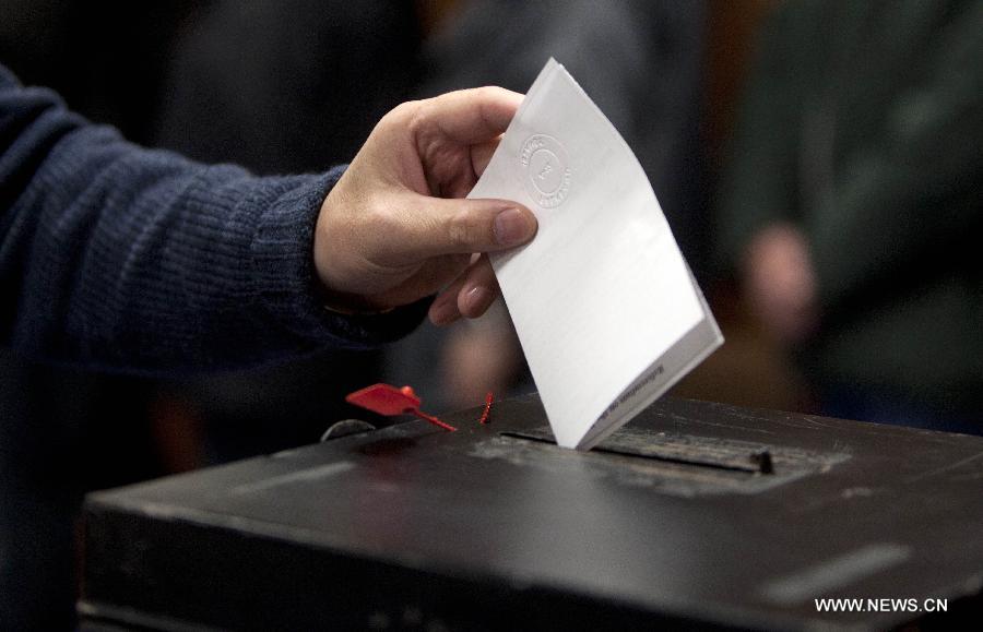 A local resident votes at a polling station in Puerto Argentino, Falklands (Malvinas) Islands, on March 10, 2013. The referendum on whether the Malvinas, known to the Britons as the Falklands Islands, would retain their political status as "British Overseas Territory" started at 10 a.m. local time on Sunday morning (1300 GMT). (Xinhua/Martin Zabala)