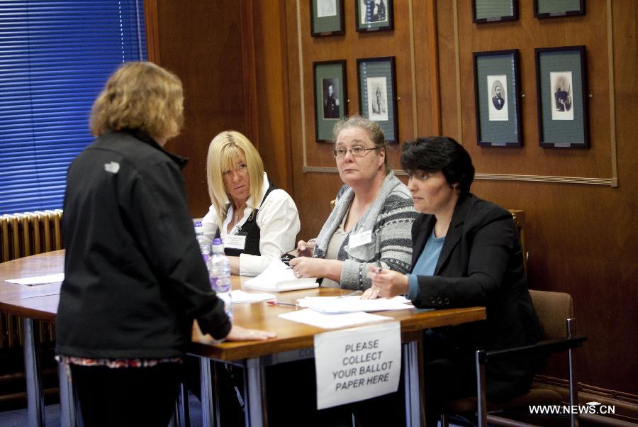 A local resident registers for vote at a polling station in Puerto Argentino, Falklands (Malvinas) Islands, on March 10, 2013. The referendum on whether the Malvinas, known to the Britons as the Falklands Islands, would retain their political status as "British Overseas Territory" started at 10 a.m. local time on Sunday morning (1300 GMT). (Xinhua/Martin Zabala)