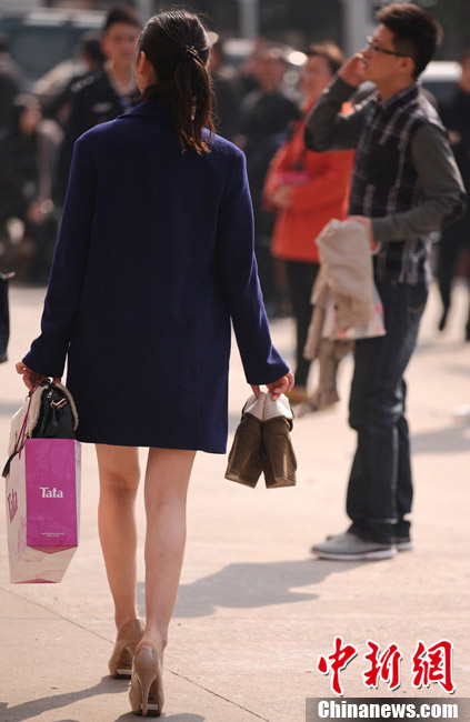 An applicant with shoes in hand comes to interview. (CNS/Yang Bo)