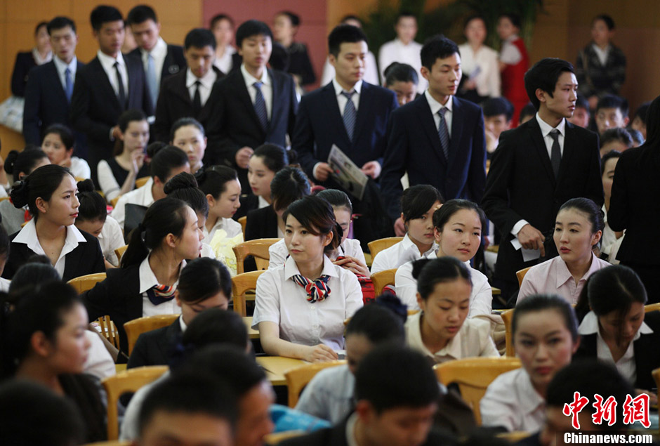 Applicants queue for interview admission. (CNS/Yang Bo)