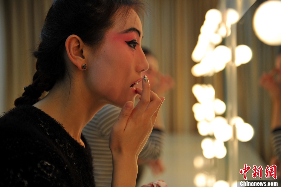 Photo shows the backstage of Gan Opera “Four Dreams in Linchuan”. Female performers are busying putting on make-up and preparing for the performance. (Photo source: chinanews.com)