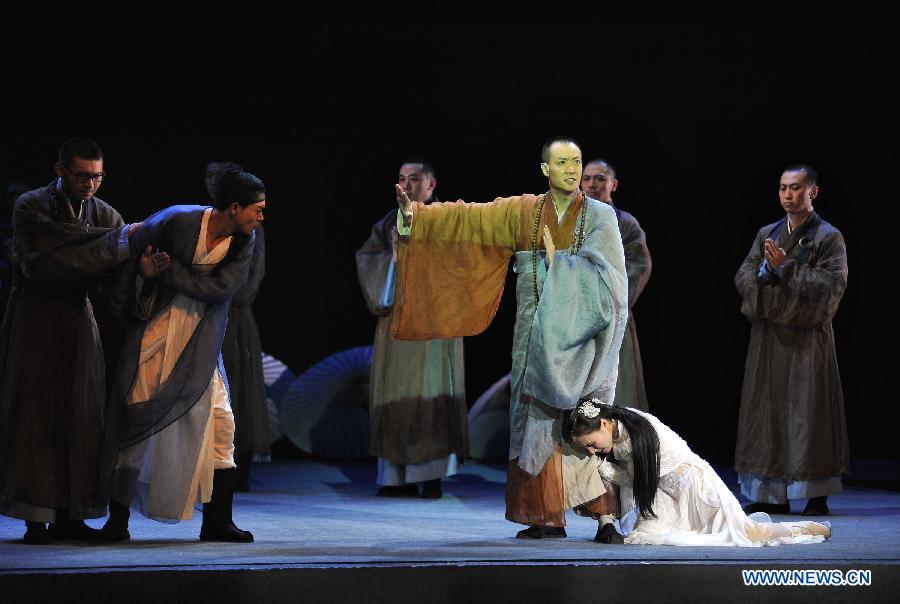 Photo taken on March 10, 2013 shows the rehearsal of a modern drama"Green Snake" in Beijing, capital of China. The modern drama, directed by Tian Qinxin, will be on shown on April 10 this year. (Xinhua/Li Yan) 