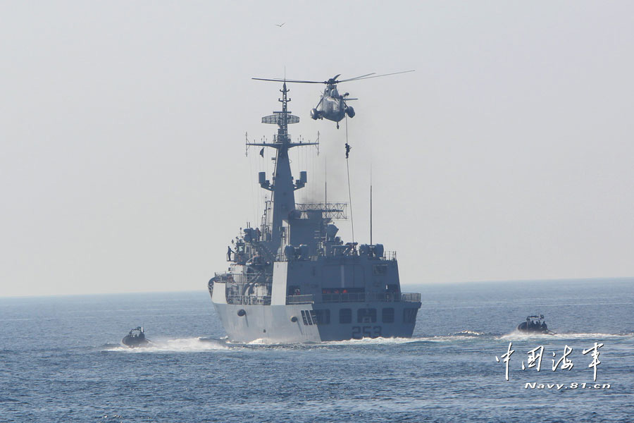 24 warships from 14 countries including China, Pakistan, the United States, the United Kingdom and Japan participate in the "Peace-13" multinational maritime joint military exercise and conduct live-ammunition firing training on the sea on March 7, 2013. (navy.81.cn/Wang Changsong)