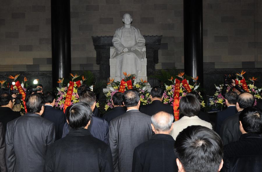 People stand in front of the statue of Dr. Sun Yat-sen at Dr. Sun Yat-sen's Mausoleum in Nanjing, capital of east China's Jiangsu Province, March 12, 2013. People gathered here on Tuesday to commemorate the 88th anniversary of the passing away of Dr. Sun Yat-sen, a revered revolutionary leader who played a pivotal role in overthrowing imperial rule in China. (Xinhua/Han Yuqing)