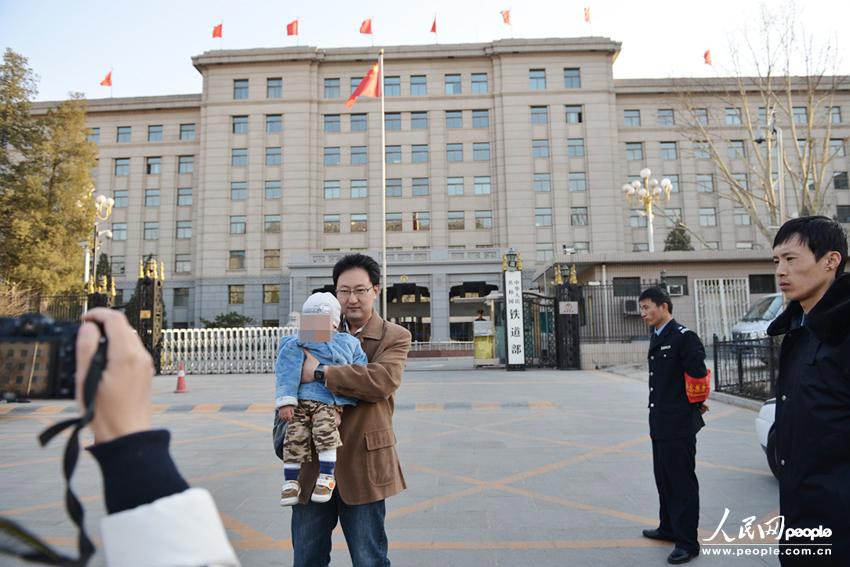 People take photos in front of the gate of the Ministry of Railways on March 11, 2013 as China plans to split it up into administrative and commercial branches in order to reduce bureaucracy and improve railway service efficiency.(Photo/People's Daily Online)