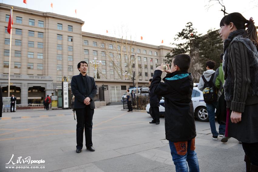 People take photos in front of the gate of the Ministry of Railways on March 11, 2013 as China plans to split it up into administrative and commercial branches in order to reduce bureaucracy and improve railway service efficiency.(Photo/People's Daily Online)