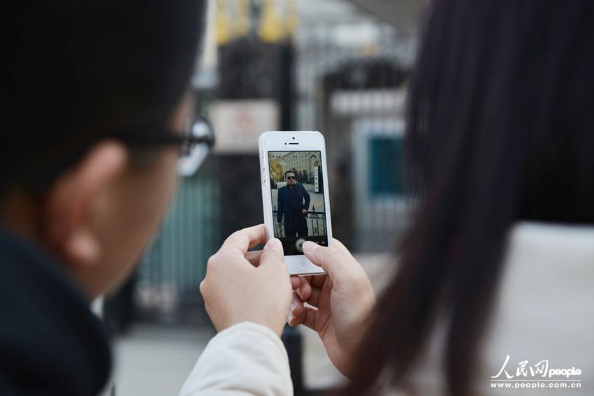 People take photos in front of the gate of the Ministry of Railways on March 11, 2013 as China plans to split it up into administrative and commercial branches in order to reduce bureaucracy and improve railway service efficiency.(Photo/People's Daily Online)