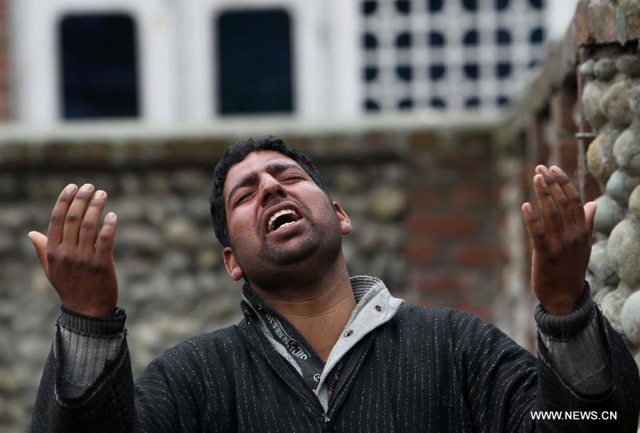A Kashmiri mourns over the death of a truck driver Riyaz Ahmad Khanday during his funeral procession at Matipora village in Anantnag district, 70km south of Srinagar, the summer capital of Indian-controlled Kashmir, March 12, 2013. A 23-year-old youth was killed after Indian army troopers opened gunfire on protesters in Baramulla town, around 55 km northwest of Srinagar city. The killing triggered massive anti-India protests and clashes in which Khanday was badly hurt and later died in a Srinagar hospital on Monday evening, police said. (Xinhua/Javed Dar)