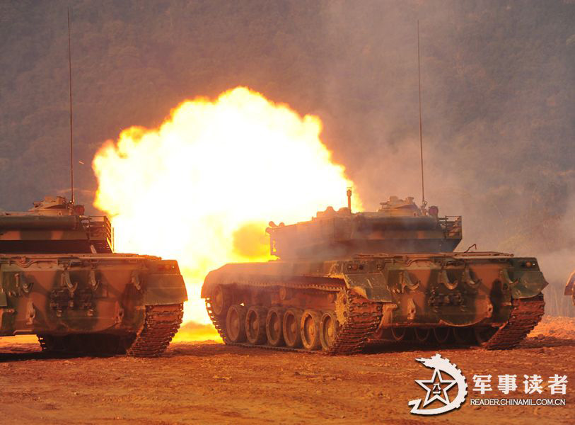 The armored regiment carries out the actual-troop and live-ammunition drill at the training base. (China Military Online/Yang Bolong) 