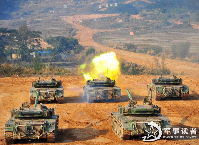 The armored regiment carries out the actual-troop and live-ammunition drill at the training base. (China Military Online/Yang Bolong) 