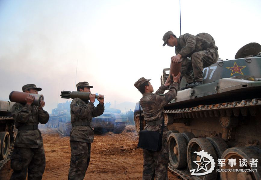 Officers and soldiers replenish ammunition. (China Military Online/Yang Bolong)  