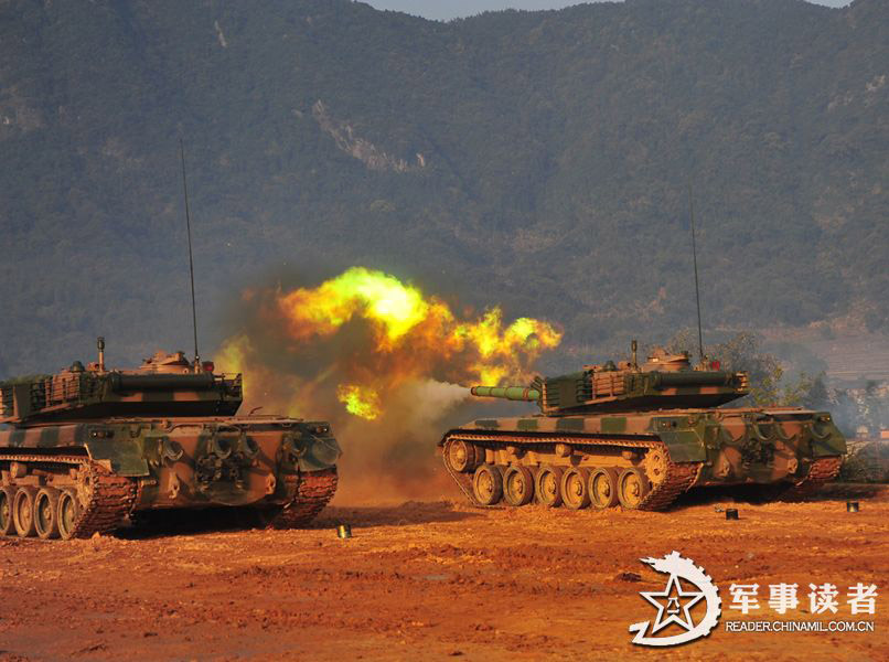 The armored regiment carries out the actual-troop and live-ammunition drill at the training base. (China Military Online/Yang Bolong) 