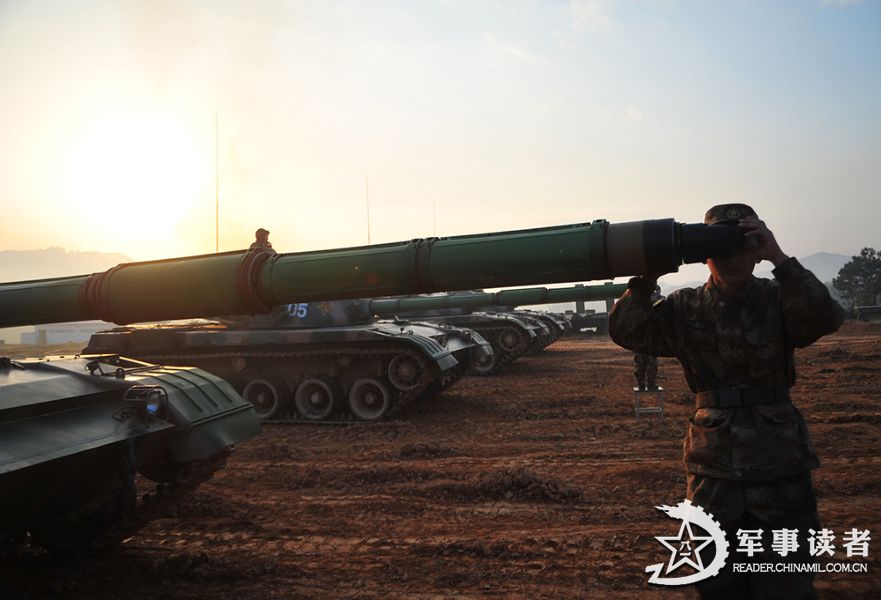 The armored regiment carries out the actual-troop and live-ammunition drill at the training base. (China Military Online/Yang Bolong) 