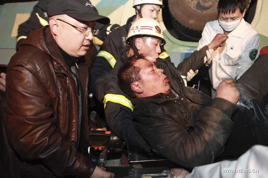 Rescuers carry a victim of a traffic accident as a sleeper coach fell off the Jingzhou Yangtze River Bridge in Jingzhou, central China's Hubei Province, March 12, 2013. At least 14 people were killed and nine injured during the the accident which happened at around 7:00 p.m. Tuesday when a flat tire caused the coach to break through the guardrail at the southern end of the bridge and hit the ground underneath the structure. Rescue work is under way. (Xinhua/Shi Jiuyong) 