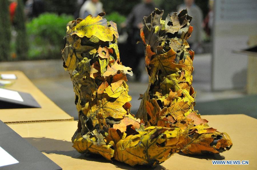 Photo taken on March 12, 2013 shows a pair of shoes with leaf-pattern decorations during the Chicago Flower and Garden Show in Chicago, the United States. The Chicago Flower and Garden Show entered its fourth day on Tuesday. The show is held here from March 9 to March 17, featuring practical advice for Chicago land lawns, gardens and green spaces. (Xinhua/Jiang Xintong) 