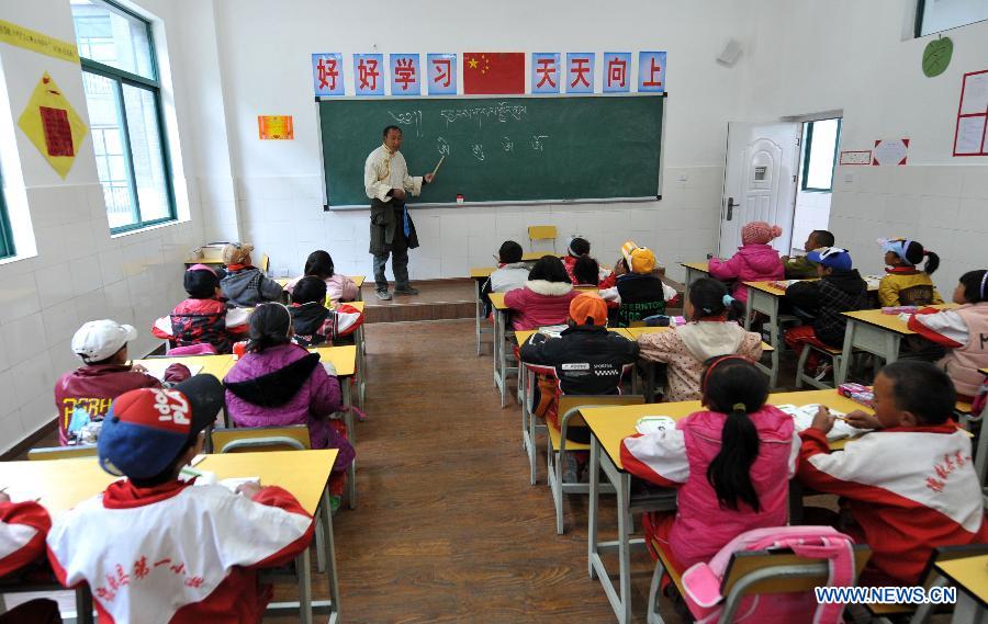 Pupils of Tibetan ethnic group have a class of the Tibetan language at No. 1 Primary School of Deqin County in Diqing Tibetan Autonomous Prefecture, southwest China's Yunnan Province, March 12, 2013. A total of 1,260 pupils, most of whom are of the Tibetan ethnic group, study at this school, which was founded in September 2012. Pupils here are offered free meals and lodging. (Xinhua/Lin Yiguang) 