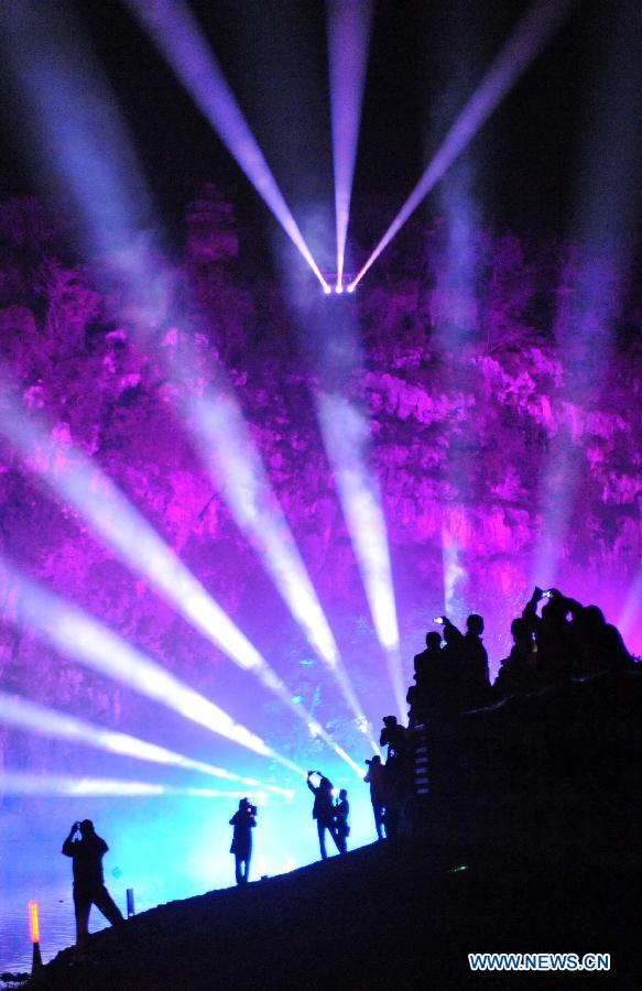 Tourists watch the hypermedia performance "Elephant-Legend" at the Xiangshan Park in Guilin City, southwest China's Guangxi Zhuang Autonomous Region, March 12, 2013. (Xinhua/Lu Bo'an) 