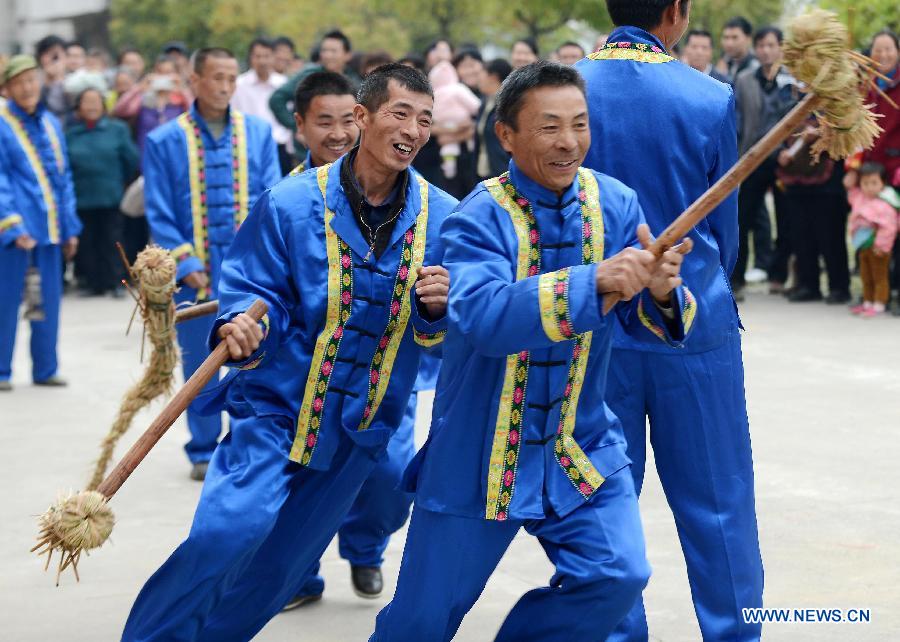 People from She ethnic group play grass dragon dance during a temple fair for the celebration of "Er Yue Er" in Donggu Shezu Township of Qingyuan District in Xiji City, east China's Jiangxi Province, March 13, 2013, on the occasion of the second day of the second lunar month, known in Chinese as Er Yue Er, "a time for the dragon to raise its head", as a Chinese saying goes. Local residents celebrated the festival with traditional performance to pray for a good harvest in the coming year. (Xinhua/Zhou Ke) 