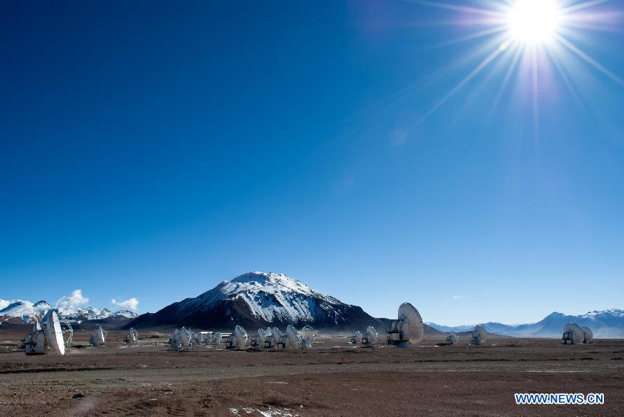 Image provided by the European Southern Observatory (ESO) on March 12, 2013, shows an antenna of the Atacama Large Millimetre/Submillimetre Array (ALMA) transported to the Llano de Chajnantor. ALMA project is an international astronomical facility located 5,000 meters above Andes' El Llano de Chajnantor's plateau, some 50 km of San Pedro de Atacama in Chile's Second Region, in Antofagasta. The ALMA, an international partnership project between Europe, Japan and the United States, with the cooperation of Chile, is presently the largest astronomical project in the world and it will be inaugurated in Chile on March 13, 2013 to celebrate his transformation from a construction project to an observatory. (Xinhua/ESO) 