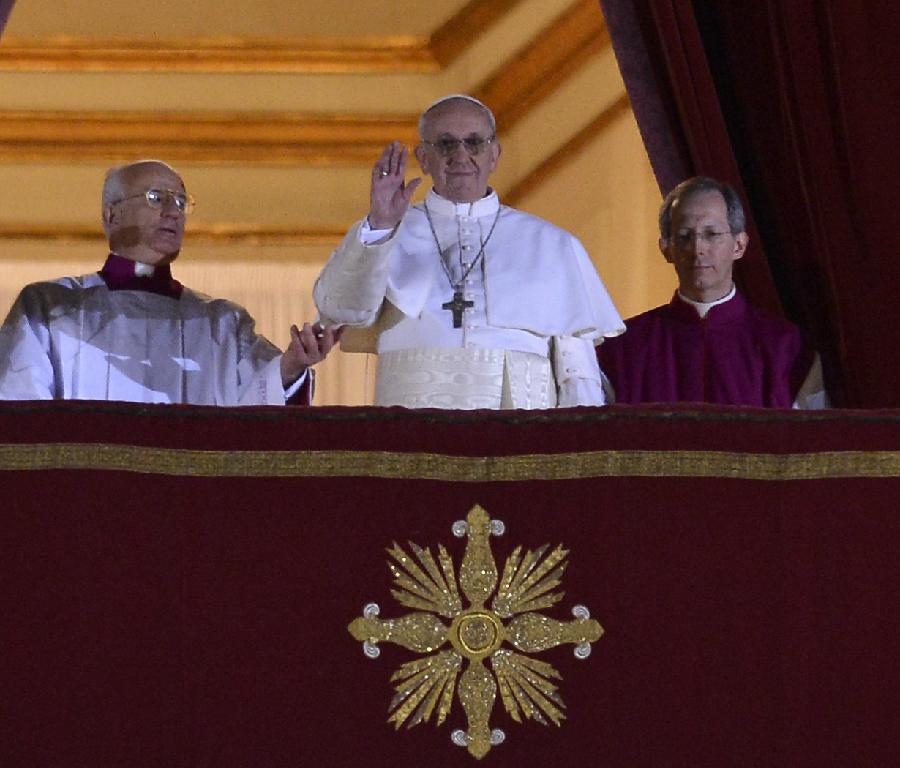 Jorge Mario Bergoglio waves on the balcony of the Basilica of Saint Peter in Vatican, March 13, 2013. Argentine Jorge Mario Bergoglio, 77, the archbishop of Buenos Aires, was elected the new pope on Wednesday during a secret ballot in the cardinals' conclave in Vatican City. (xinhua/Alberto Lingria) 