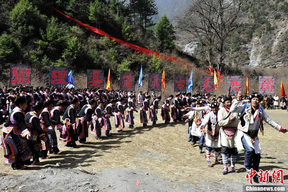 Local people of Qiang nationality dance and sing during the celebration for the Guai Ru Festival in Lixian county, southwest China's Sichuan province, March 13, 2013. (Chinanews/An Yuan) 