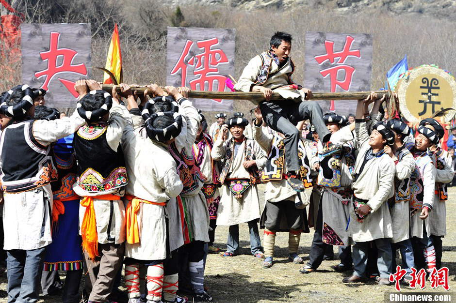 Local people of Qiang nationality dance and sing during the celebration for the Guai Ru Festival in Lixian county, southwest China's Sichuan province, March 13, 2013. (Chinanews/An Yuan) 