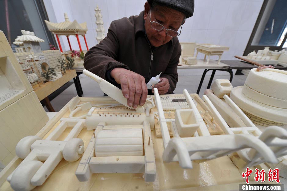 Zhao Dao shows his works at home on March 13, 2013. (CNS/Di Yujia )