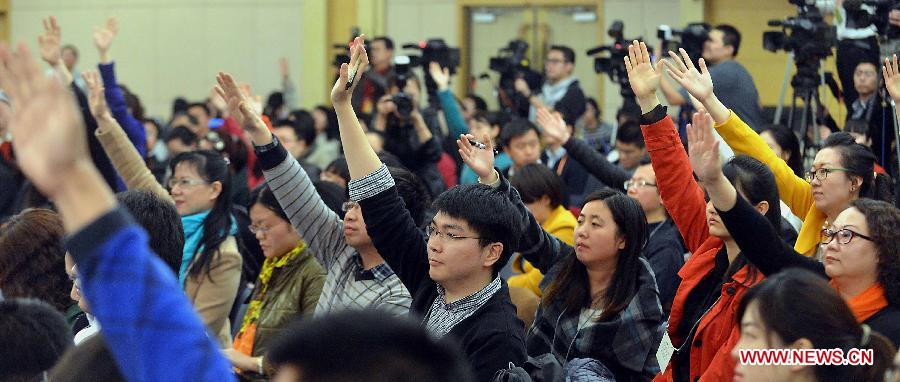 Journalists raise hands to ask questions at a press conference on medical and healthcare system reform held by the first session of the 12th National People's Congress (NPC) in Beijing, capital of China, March 14, 2013. (Xinhua/Wang Song)