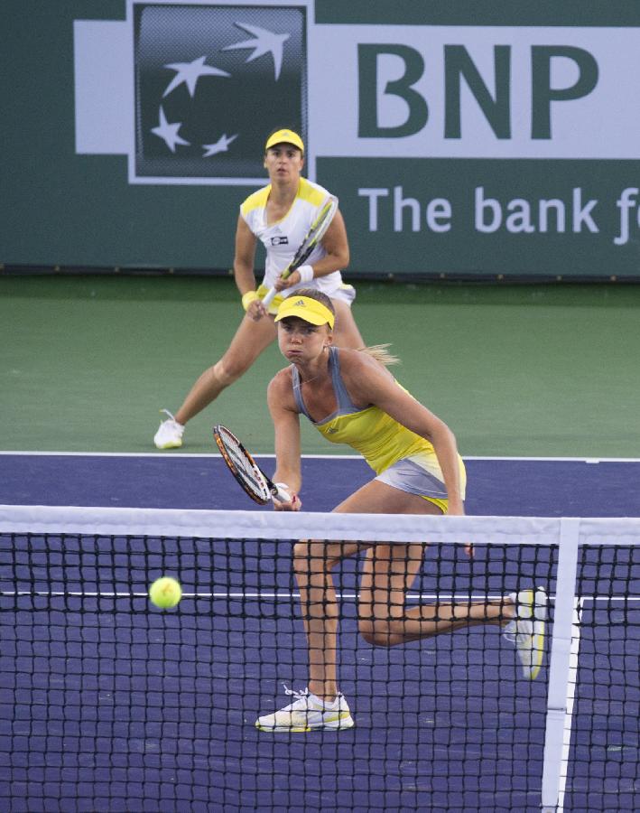 Daniela Hantuchova (Front) of Slovakia hits a return during the women's doubles quarterfinal match with Anabel Medina Garrigues of Spain against Peng Shuai of China and Hsieh Su-Wei of Chinese Taipei during the BNP Paribas Open in Indian Wells, California, March 13, 2013. Peng Shuai and Hsieh Su-Wei won 2-1 to enter the semifinal. (Xinhua/Yang Lei) 