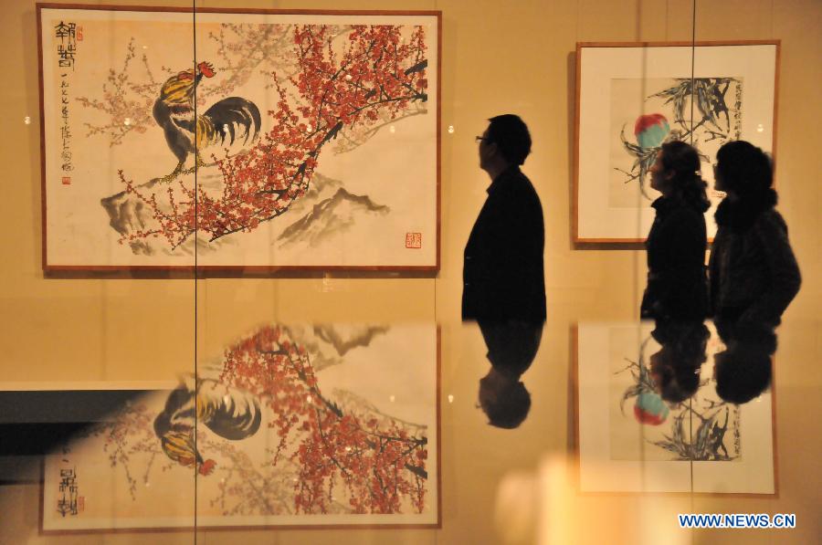 Visitors view a work of inkwash painter Chen Dayu (1912-2001) during the exhibition "No End for Art" at the Zhejiang Art Museum in Hangzhou, capital of east China's Zhejiang Province, March 14, 2013. Some 140 pieces of Chen Dayu's inkwash paintings created between 1945 and 2001 were shown at the exhibition, which was inaugurated Thursday in Hangzhou. Chen was a student of Qi Baishi, another inkwash painting master, and specialised in drawing flowers and birds. (Xinhua/Zhu Yinwei)