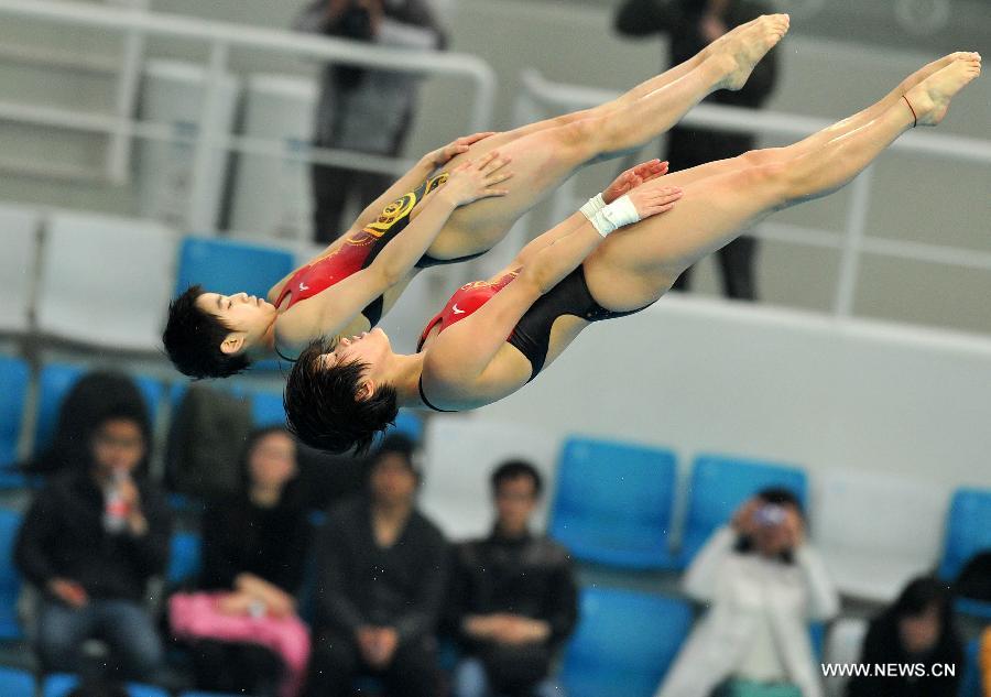 Chen Ruolin and Liu Huixia of China compete during the Women's 10m Platform Synchro Final in the FINA Diving World Series 2011-Beijing at National Aquatics Center in Beijing, China, March 15, 2013. Chen and Liu won the gold medal with 351.78 points. (Xinhua/Gong Lei)