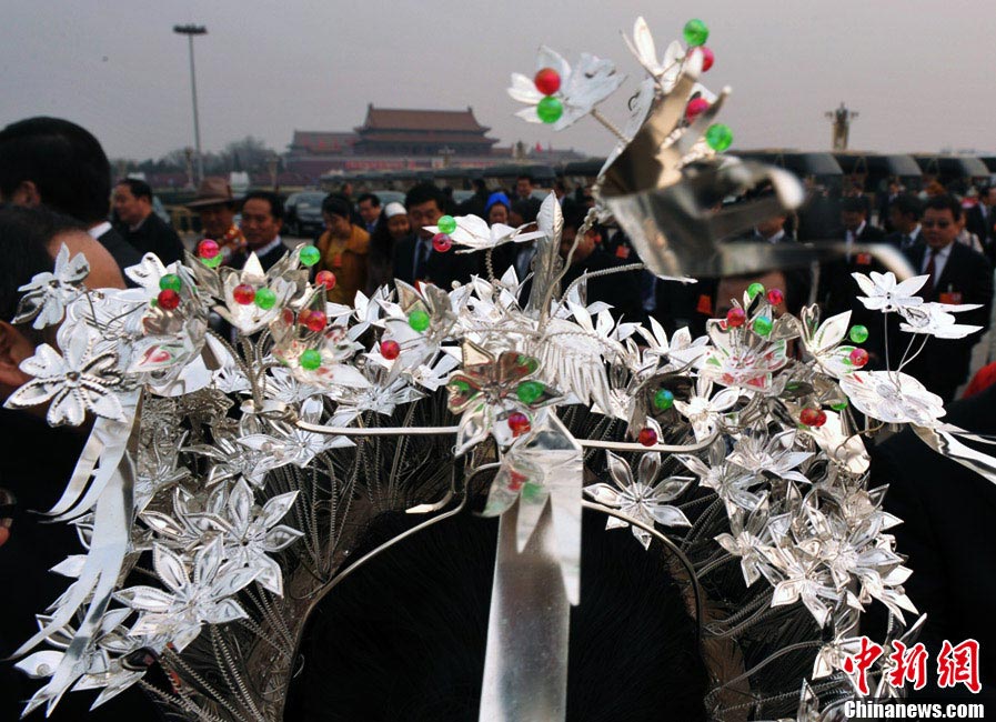 Photo taken on March 14 shows the silver headwear of a woman of minority nationality. (Chinanews.com/ Jia Guorong)