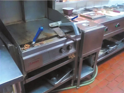 Cooking shovel was stuck in a waste tank in the Yoshinoya’s kitchen. (Beijing Times)