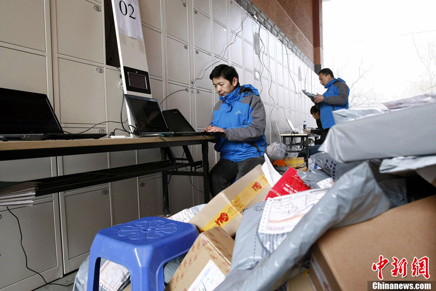 Students at the Renmin University of China can collect the packages deliveryman left in lockers at the campus. (Photo/Chinanews.com)